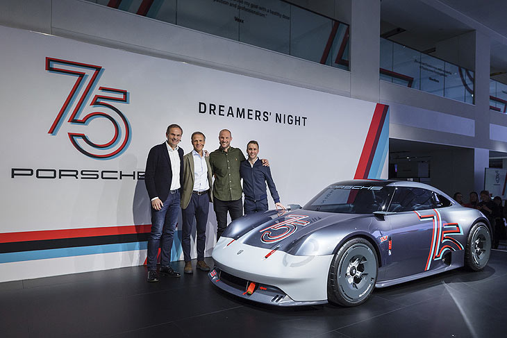 Oliver Blume, Vorstandsvorsitzender der Porsche AG, Michael Mauer, Leiter Style Porsche sowie die Markenbotschafter Aksel Lund Svindal und Timo Bernhard an der Designstudie Porsche Vision 357 (l-r.) (©Foto. Porsche AG)